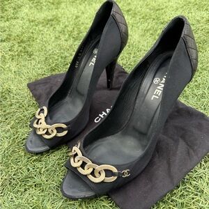 ✨CHANEL Black Fabric and Lambskin Leather Heels with Gold Chain Accent